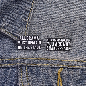 Set di spille in smalto Shakespeare drama su denim con spiritosi slogan in inglese