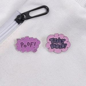 Broches en émail en forme de nuage rose et violet avec texte POOF et VANISH sur tissu