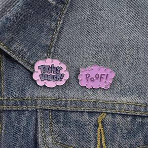 Lot de pins émaillés punk avec 'TOTALLY VANISH!' et 'POOF!' sur tissu en denim bleu