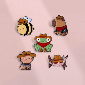 Cartoon Cowboyhut Tier Emaille Brosche Pin Frosch Biene Wasserschwein Katze Krabbe Zinklegierung Abzeichen Für Kleidung Schmuck