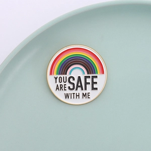 Pin's arc-en-ciel minimaliste en émail avec inscription 'YOU ARE SAFE WITH ME' sur plateau