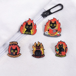 Detail von 5 Emaille-Anstecknadeln mit schwarzen Katzen, Flammen und Punk-Sprüchen