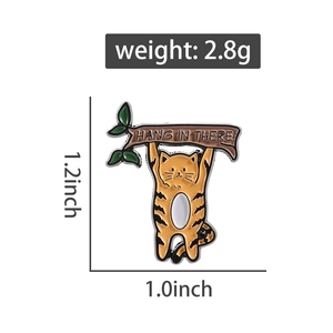 Détail d'un pin's chat orange avec les dimensions de 1,2 x 1,0 pouce sur fond blanc pur