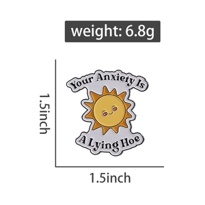Détail du pin's émaillé soleil avec message motivant affichant la taille 1,5 pouces