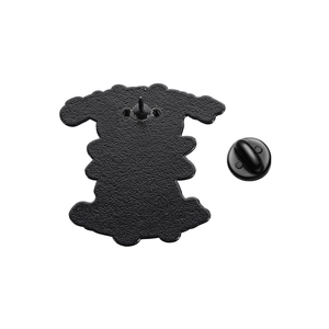 Détail de l'arrière d'un badge avec épingle en métal et fermoir en caoutchouc noir