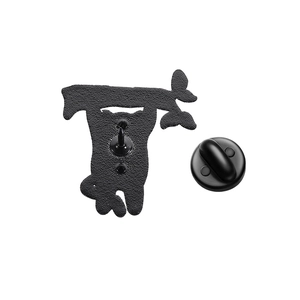 Détail macro de l'arrière de la broche montrant la texture du métal et l'attache en gomme
