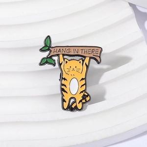 Broche en émail chat roux mignon suspendu à une branche avec texte Hang In There