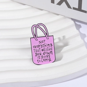 Spilla in smalto a borsa rosa con scritte inglesi per zaini e decorazione vestiti