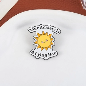 Pin soleil émaillé avec inscription inspirante your anxiety is a lying hoe badge