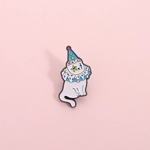 Broche chat blanc clown dessin animé avec chapeau à pois sur fond rose pastel