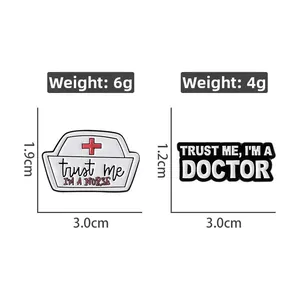 Detailansicht der medizinischen Emaille-Pins mit Trust Me Nurse und Doctor Slogans