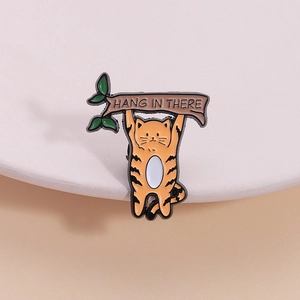 Broche en Émail Chat Tabby Orange Suspendu À Une Branche Hang In There Citation Motivante Badge En Alliage De Zinc