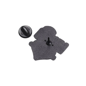 Detailansicht der Emaille-Anstecker Rückseite mit schwarzem Gummiverschluss und Matt