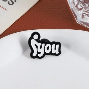 Kreative Emaille-Anstecknadel in Schwarz und Weiß mit Männchen und YOU-Schriftzug