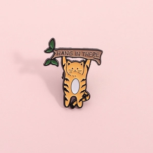 Broche en émail chat roux mignon suspendu à une branche avec slogan Hang In There