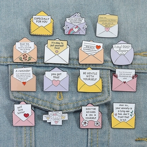 Set di 15 spille a busta colorate con citazioni positive su tessuto in denim blu