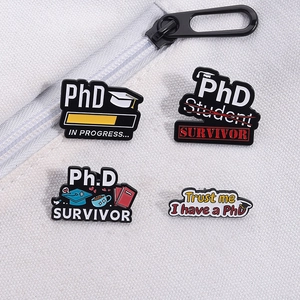 Détail de pin's en émail thème Doctorat avec bonnet de docteur et barre de progression sur un sac
