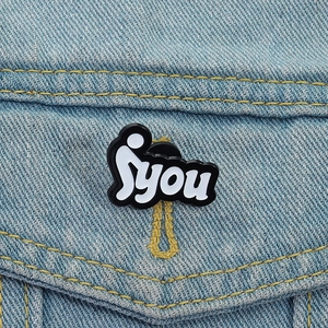 Nahaufnahme einer kreativen Syou-Emaille-Anstecknadel an einer blauen Jeansjacke