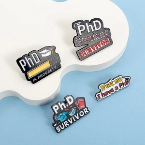 Gros plan de broches en émail PhD avec chapeau de diplômé et barre de progression