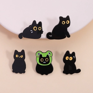 Set di spille creative in smalto con gatti neri e un gatto con cappello da rana verde