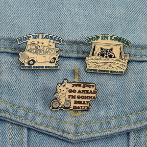 Lot de 3 épingles en émail dessin animé avec ours et ratons laveurs sur veste en jean bleue
