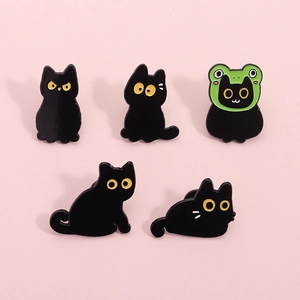 Set di cinque spille in smalto a forma di gatto nero con diverse pose e occhi gialli