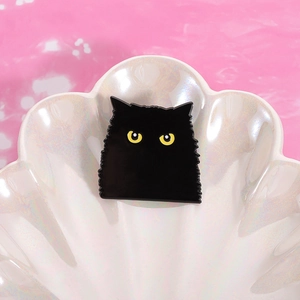 Épingle de chat noir créative en émail avec yeux jaunes sur plateau décoratif