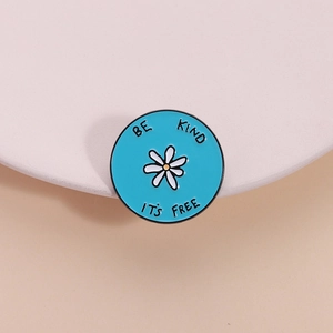 Blauer Emaille-Anstecker mit Gänseblümchen und Be Kind It's Free Schriftzug