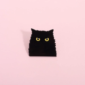 Kreative Emaille-Brosche in Katzenform mit gelben Augen auf rosa Hintergrund