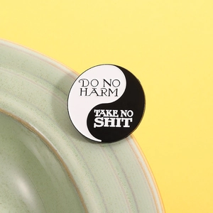 Broche en émail Tai Chi avec slogan 'Do No Harm' sur fond jaune vif contrasté