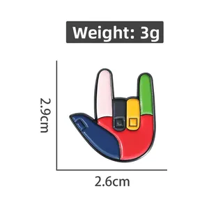 Détail du pin's émaillé en forme de geste de la main, poids 3g et hauteur 2,9cm