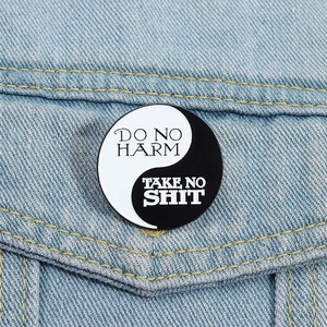 Pin's Yin Yang en émail avec texte Do No Harm Take No Shit sur veste en jean
