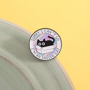 Detailansicht einer Emaille-Anstecknadel mit schwarzer Katze und englischem Spruch