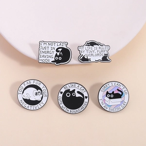 Set aus 5 süßen Katzen-Emaille-Pins mit lustigen Sprüchen und schwarz-weißen Designs