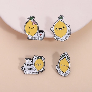Lot de quatre pin's en émail citron avec des jeux de mots motivants sur fond minimaliste