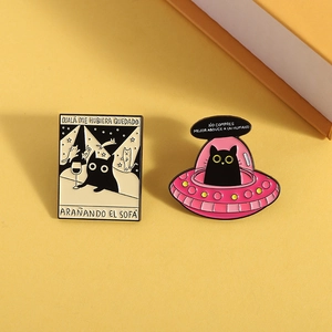 Lot de pins en émail avec chats noirs dans un cadre rectangulaire et design ovni rose