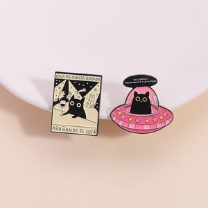 Broches chat noir OVNI en émail de haute qualité et métal poli pour vêtements