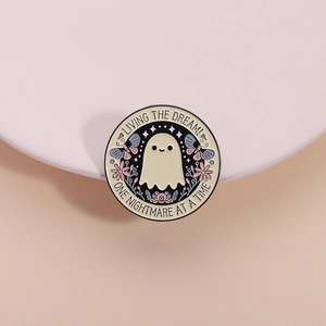 Pin de esmalte redondo con fantasma y mariposas con texto Living the Dream