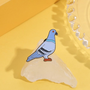 Fliegende Taube Emaille Brosche in Blau und Violett mit Goldrand für Kleidung