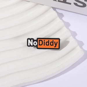 Pin's minimaliste en émail avec texte No Diddy sur plateau blanc ondulé