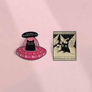 Set de Pins en Émail Chat Noir OVNI Dessin Animé Citation Espagnole Broche Chaton Vaisseau Spatial Bijoux Vêtements Sac à Dos Badge Métal