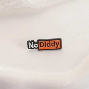 Vue détaillée du pin's émaillé No Diddy avec design rectangulaire orange et noir