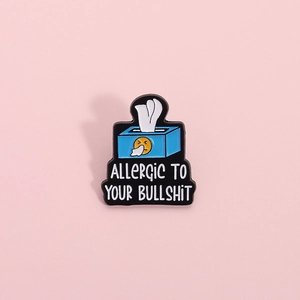 Badge en émail boîte de mouchoirs bleue avec slogan humoristique Allergic to Your Bullshit