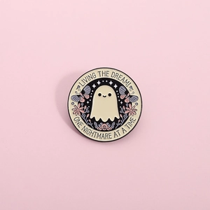 Broche De Esmalte Metal Con Diseño Fantasma Lindo De Dibujos Animados Flores Letras Divertidas Living The Dream Accesorios Halloween