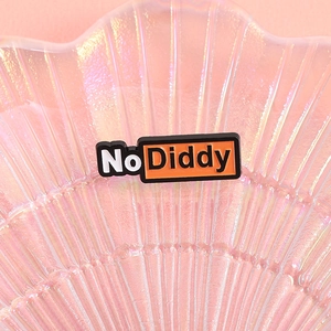 Badge épingle en émail No Diddy minimaliste avec fond orange et texte blanc pour vêtement