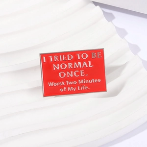 Grappige rode emaille speld met zilveren tekst 'I Tried To Be Normal Once' unieke badge
