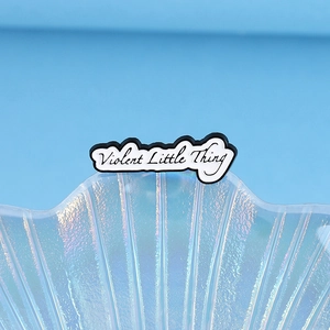 Broche en émail avec texte Violent Little Thing sur plateau de coquillage irisé
