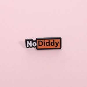 Broche créative en émail No Diddy avec lettres orange et blanches sur fond rose
