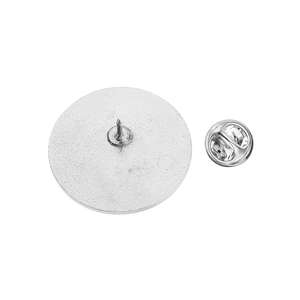 Macro del retro di una spilla rotonda in metallo argento con chiusura a farfalla e ago