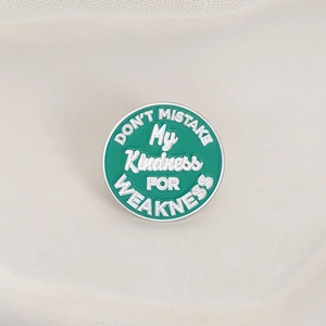 Spilla smaltata verde con citazione Don't Mistake My Kindness For Weakness